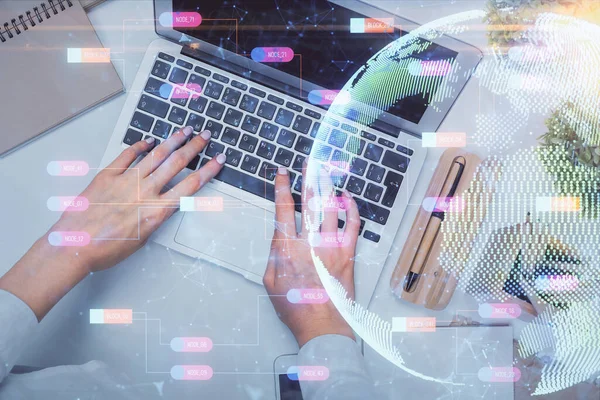 コンピューターと世界地図のホログラムドローイングで働く女性の手の二重露出 トップビュー 国際的なビジネスコンセプト — ストック写真