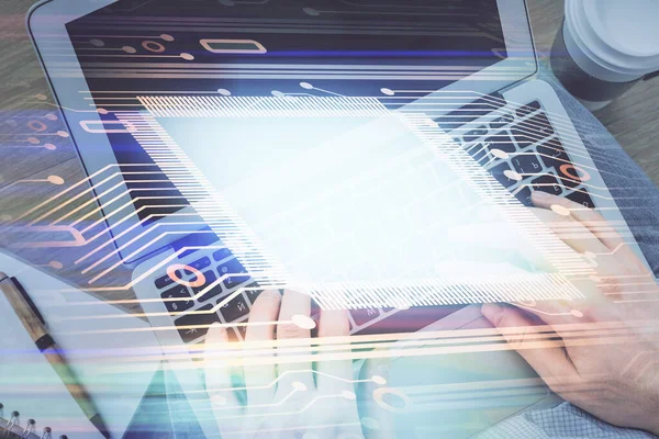 コンピュータのキーボードとデータテーマのホログラム図面を入力する人の手の複数の露出 最上階だ 技術コンセプト — ストック写真