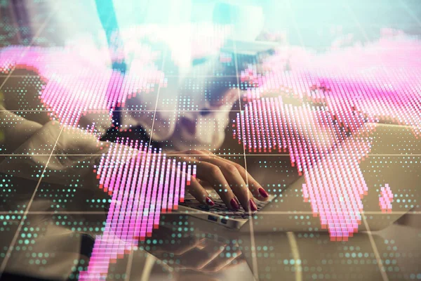 컴퓨터와 비즈니스 홀로그램 그림에서 손으로 타이핑하는 여성의 — 스톡 사진