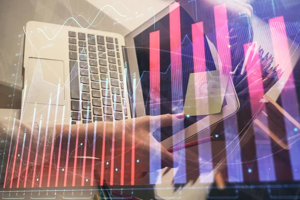 Podwójna Ekspozycja Rąk Bizneswoman Wpisując Komputerze Wykresu Finansowego Hologram Rysunek — Zdjęcie stockowe