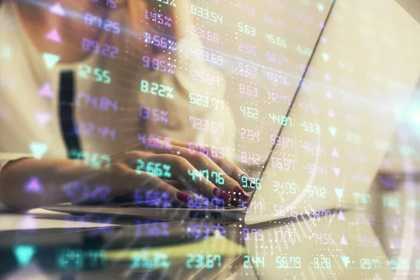 コンピュータや金融グラフのホログラム図面に入力する女性の手の複数の露出 株式市場分析の概念 — ストック写真