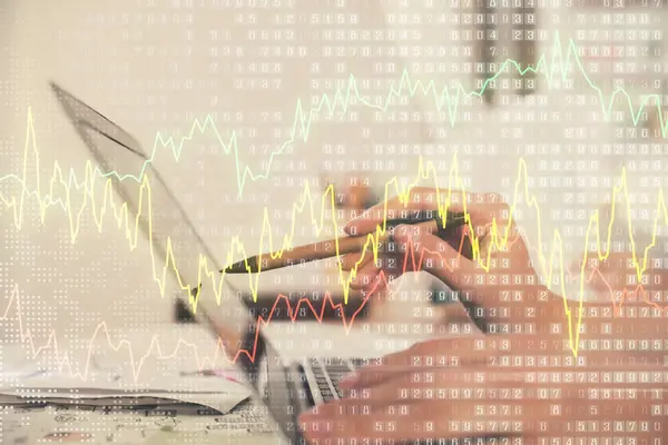 多次曝光妇女手在计算机和财务图形全息图上打字 股票市场分析概念 — 图库照片