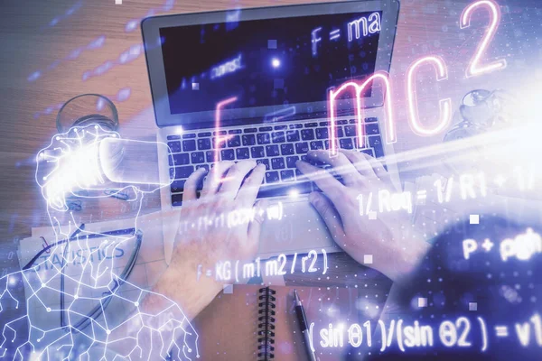 컴퓨터 키보드와 홀로그램 그림을 사람의 타이핑하는 노출되었습니다 위에서 — 스톡 사진