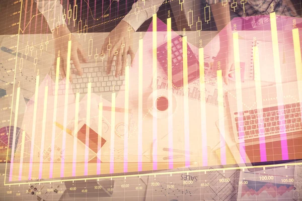 Podwójna Ekspozycja Mężczyzny Kobiety Pracujących Razem Hologram Finansowy Koncepcja Analizy — Zdjęcie stockowe