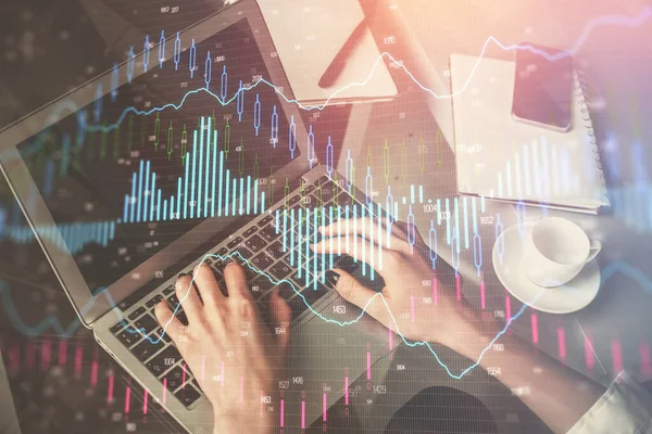 Bilgisayarda ve ön x grafik hologram çiziminde kadın eli yazarken çift pozlama. Borsa yatırım kavramı.