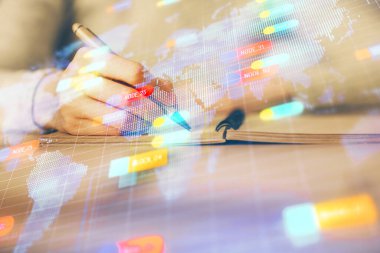 Veri teknolojisi hologramıyla arka planda el yazısının iki katına çıkarılması. Büyük veri kavramı.