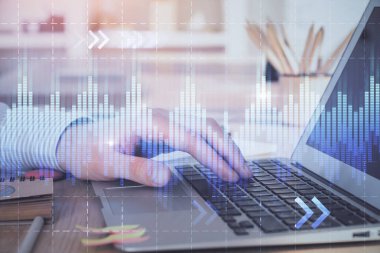 Arka planda dizüstü bilgisayar üzerinde çalışan adam ile borsa grafiği çift pozlama. Finansal analiz kavramı.