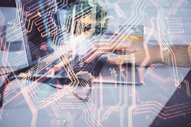 Teknoloji temalı hologramda arka planda çalışan bir adam var. Yüksek teknoloji konsepti. Çoklu pozlama.