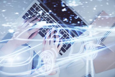 Bilgisayar ve araba hologramı çizimleri üzerinde çalışan kadın elleri çift pozlama. Üst Manzara. Otomatik pilot kavramı.