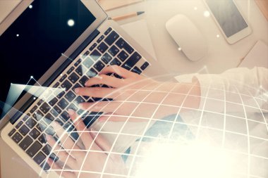 Bilgisayar ve dünya haritası çizimleri üzerinde çalışan kadın elleri çift pozlama. Üst Manzara. Uluslararası iş kavramı.