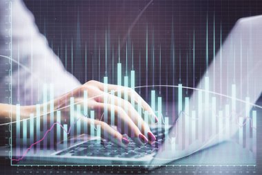 İş kadını ellerinin bilgisayar ve ön x çizelge hologramı çizimlerinde çifte pozlama. Mali analiz kavramı.