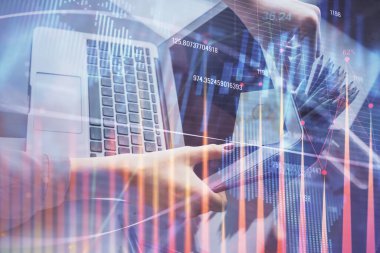 İşkadını ellerinin bilgisayar ve finansal grafik hologramı çizimlerinde çifte pozlama. Borsa analizi kavramı.