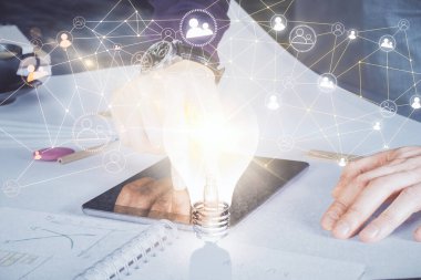 Bir adamın elini tutarken ve telefon ve sosyal ağ teması kullanırken çift pozlama.