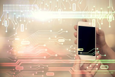 Teknolojiye çifte maruz kalma, hologram ve cep telefonu kullanan bir kadın..