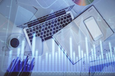 Forx grafiğinin bilgisayar ile masa arkaplanının üzerine çizimi. Finansal araştırma ve analiz kavramı. Üst görünüm.