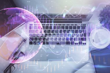 Bilgisayarla birlikte çok sayıda finansal şema çizimi. Araştırma kavramı. Üst görünüm.