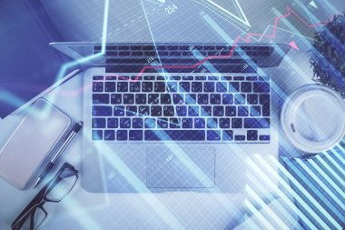 Bilgisayarla birlikte çok sayıda finansal şema çizimi. Araştırma kavramı. Üst görünüm.