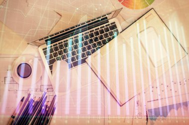 Forx grafiğinin bilgisayar ile masa arkaplanının üzerine çizimi. Finansal araştırma ve analiz kavramı. Üst görünüm.