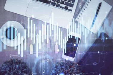 Masaüstü üzerinde telefonlu iki kat mali şema hologramı. Üst Manzara. Mobil ticaret platformu kavramı.