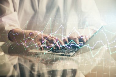 Bilgisayarda ve ön x grafik hologram çiziminde kadın eli yazarken çift pozlama. Borsa yatırım kavramı.