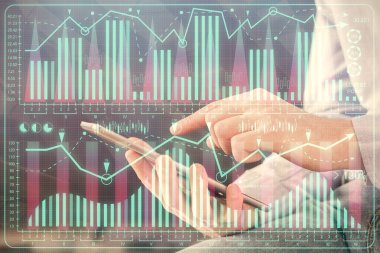 Bir adamın elini tutarken ve dijital bir cihaz ve ön grafik çizimi kullanırken çift pozlama. Finansal piyasa kavramı.