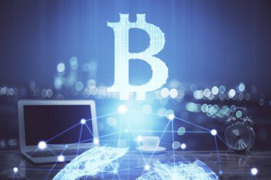 Blockchain temalı holograma ve bilgisayar arkaplanlı masaya çoklu maruz kalma. Bitcoin şifreleme para birimi kavramı.