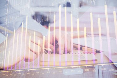 Borsa forex grafiği ile çoklu pozlama closeup eller. Araştırma ve analiz kavramı.