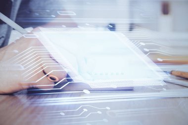 Teknoloji temalı çift pozlama ikonları olan insan elleri. Büyük veri kavramı.
