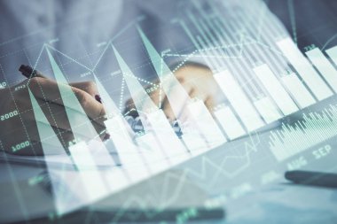 Forex grafik hologramı ile not lar yapan kadın ellerinin çift pozlama. Kavram teknik analizi.