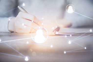 Sosyal ağ temalı hologram ellerin not almasından üstündür. Küresel uluslararası insan kavramı bağlanıyor. Çift pozlama