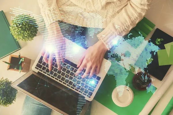 Dubbele Blootstelling Van Vrouwen Handen Werken Aan Computer Sociaal Netwerk — Stockfoto
