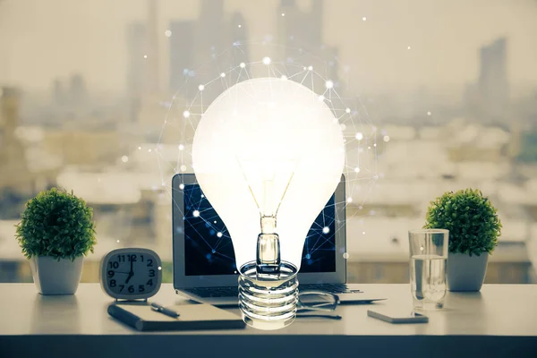 Bilgisayar Ofisinde Ampul Simgesi Hologramıyla Birlikte Çifte Maruziyet Fikir Kavramı — Stok fotoğraf