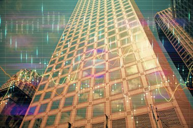 Yüksek binaların arka planında çoklu pozlama olan eski şehir haritası. Finansal araştırma kavramı.