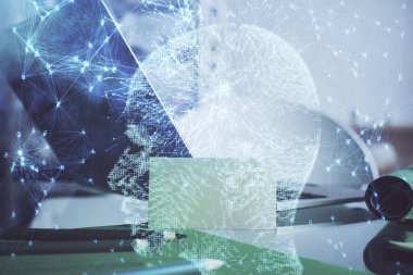 Bilgisayar ve beyin hologramıyla iki kat maruz kalmışlar. Veri yeniliği kavramı.