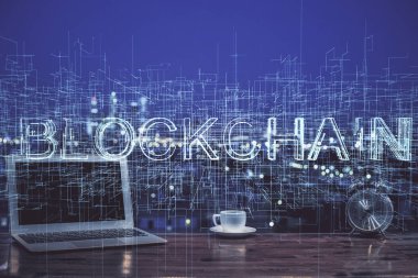 Blockchain temalı holograma ve bilgisayar arkaplanlı masaya çoklu maruz kalma. Bitcoin şifreleme para birimi kavramı.