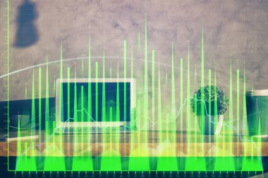 Forx grafiği ve bilgisayarla çalışma alanını iki katına çıkar. Uluslararası çevrimiçi ticaret kavramı.