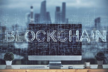 Blockchain temalı holograma ve bilgisayar arkaplanlı masaya çoklu maruz kalma. Bitcoin şifreleme para birimi kavramı.