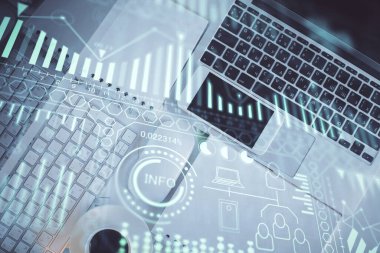 Teknoloji hologramı masaüstü arka planında bilgisayarın üzerine çiziyor. Üst Manzara. Çifte maruziyet. Teknoloji kavramı.