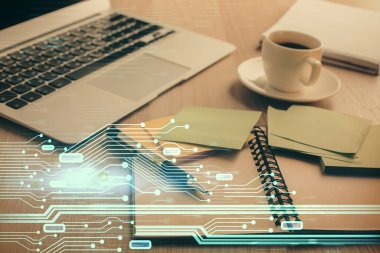 Teknoloji temalı çizimlere ve masa arkasında kahve ve eşyalar olan masaüstüne çoklu pozlama. Veri araştırması kavramı.