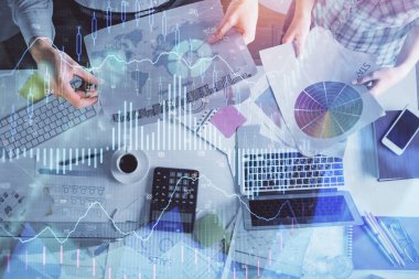 Birlikte çalışan kadın ve erkeğin çifte pozu ve finansal grafik hologramı çizimi. Pazar analizi konsepti. Bilgisayar arkaplanı. Üst Görünüm.