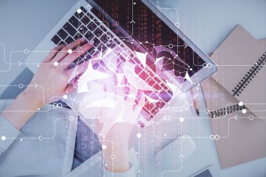 Bilgisayar ve insan beyin hologramı çizimleri üzerinde çalışan bir kadının çifte pozu. Üst Manzara. Ai kavramı.