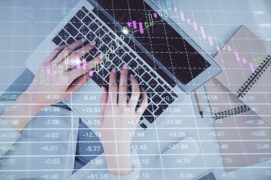 Bilgisayar ve ön grafik hologram çizimi üzerinde çalışan kadın elleri çift pozlama. Üst Manzara. Mali analiz kavramı.