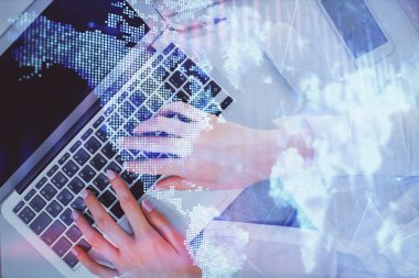 Bilgisayar ve ön x çizim hologramı üzerinde çalışan kadın elleri çift pozlama. Üst Manzara. Mali analiz kavramı.