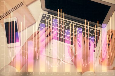 Bilgisayar ve ön grafik hologram çizimi üzerinde çalışan kadın elleri çift pozlama. Üst Manzara. Mali analiz kavramı.