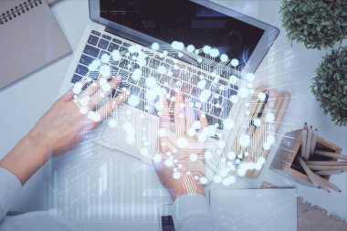 Bilgisayar ve insan beyin hologramı çizimleri üzerinde çalışan bir kadının çifte pozu. Üst Manzara. Ai kavramı.