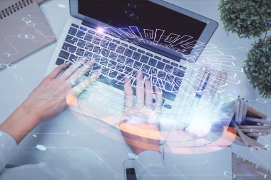 Bilgisayar ve veri temalı hologram çizimlerinde çalışan kadın elleri çift pozlama. Üst Manzara. Teknoloji konsepti.