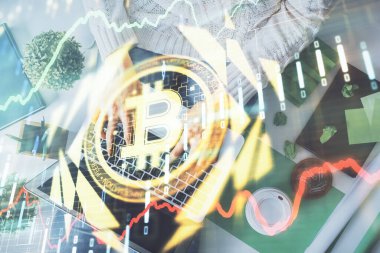 Bilgisayarda çalışan kadın elleri ve engelleme temalı hologram çizimleri. Üst Manzara. Bitcoin kripto para birimi kavramı.