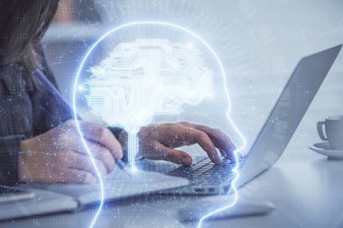 Bilgisayar ve insan beyin hologramı çizimleri üzerinde çalışan kadın ellerine çok maruz kaldı. Ai teknoloji konsepti.