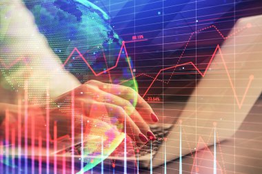 İş kadını ellerinin bilgisayar ve ön x çizelge hologramı çizimlerinde çifte pozlama. Mali analiz kavramı.