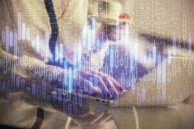 İşkadını ellerinin bilgisayar ve finansal grafik hologramı çizimlerinde çifte pozlama. Borsa analizi kavramı.
